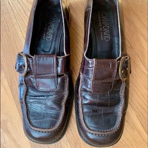 JOAN & DAVID ITALIAN LEATHER LOAFER WITH CROCODILE & BUCKLE. W-37.5 (US 7.5)